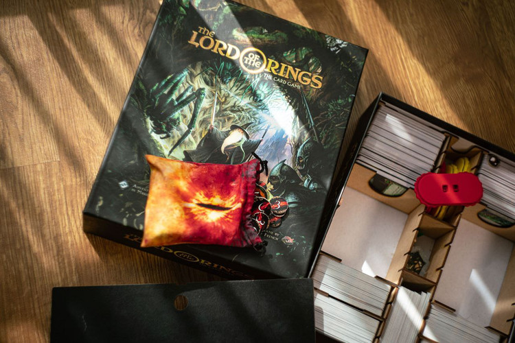 محتویات بازی فکری مدل ارباب حلقه ها کارتی نسخه سفارشی با 5 افزونه (The Lord of the Rings: The Card Game)