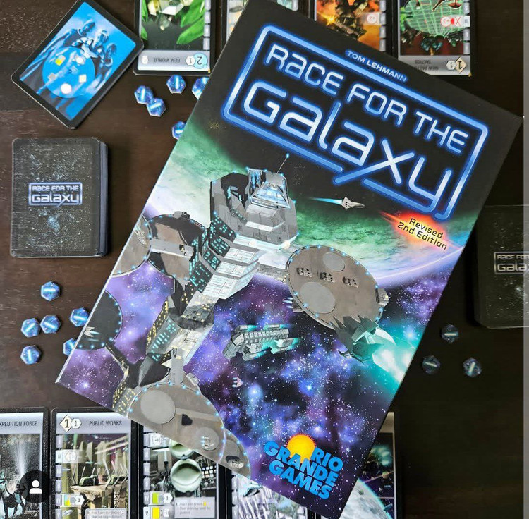 محتویات بازی فکری مدل مسابقه برای کهکشان (Race For The Galaxy)